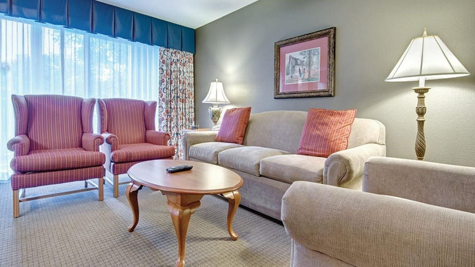 Spacious 3 Bedroom Lockoff, Full Kitchen, Near CW and W&M -Wyndham Kingsgate Resort in Williamsburg