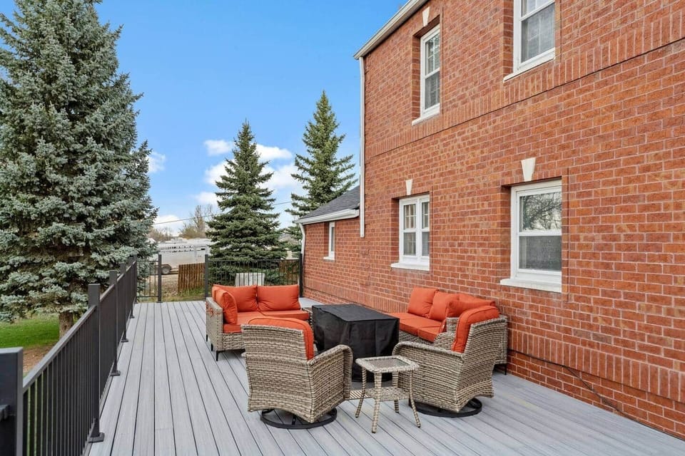 Take in sweeping views of the Big Horn Mountains from this spacious back patio. Whether you’re sipping coffee at sunrise or relaxing around the fire table at sunset, this elevated deck offers comfort, style, and scenery all in one.