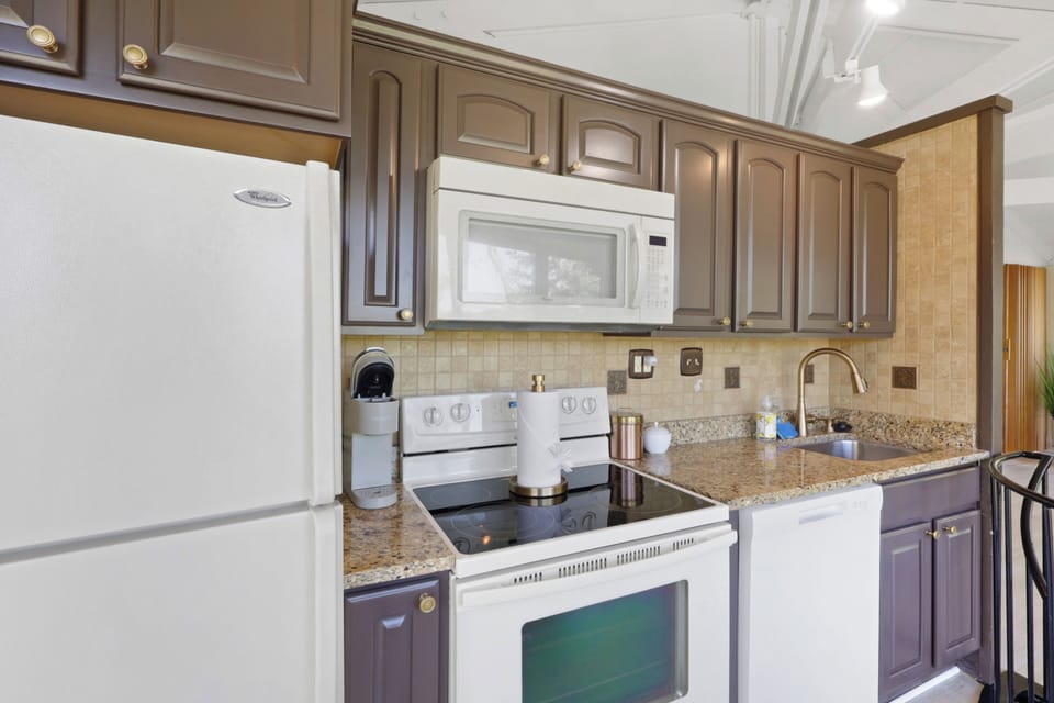 Full kitchen stocked with essential cook and bakeware, plus a few extras