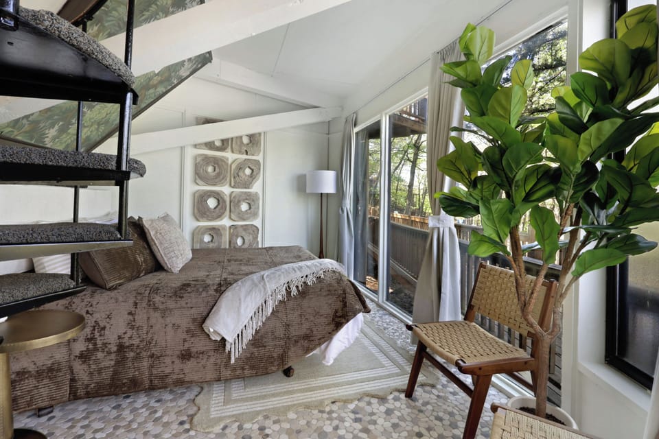 Lower level private 
guest suite