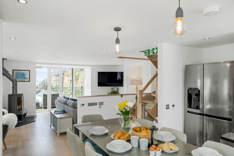 Little Harbour Master's House, Portreath. First Floor: Dining table capable of seating 8 people