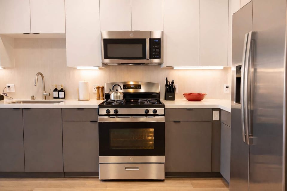 
Experience extended comfort with a fully equipped kitchen featuring a coffee machine, stovetop, and microwave—everything you need for a seamless long-term stay