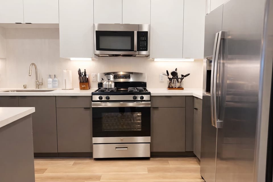 
Experience extended comfort with a fully equipped kitchen featuring a coffee machine, stovetop, and microwave—everything you need for a seamless long-term stay.