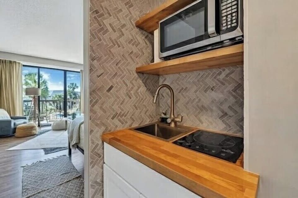 Pirates Bay A208 Kitchenette