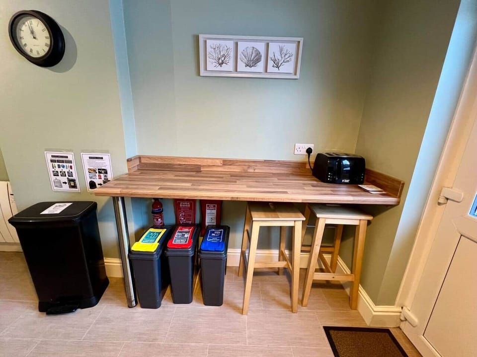 Recycle and breakfast bar