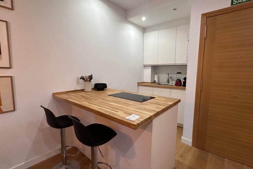 Barra de cocina con taburetes y encimera de madera