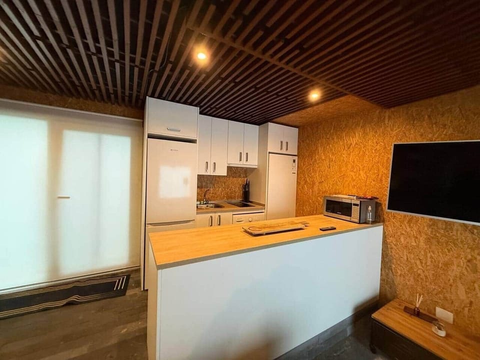 Cocina abierta con isla y microondas