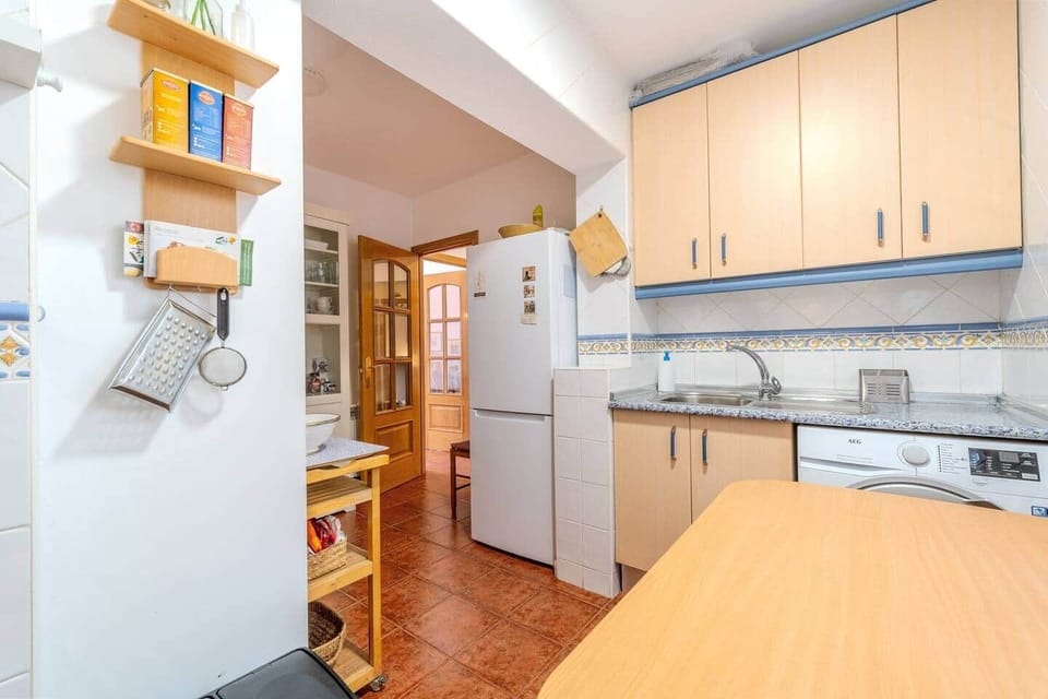 Cocina equipada con lavavajillas, nevera y microondas