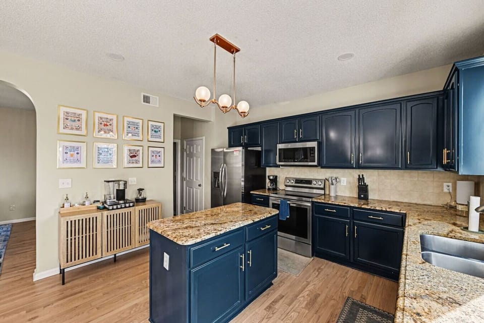 KC Oasis - Pool~Hot Tub~Sauna~Theatre & More! House in Olathe