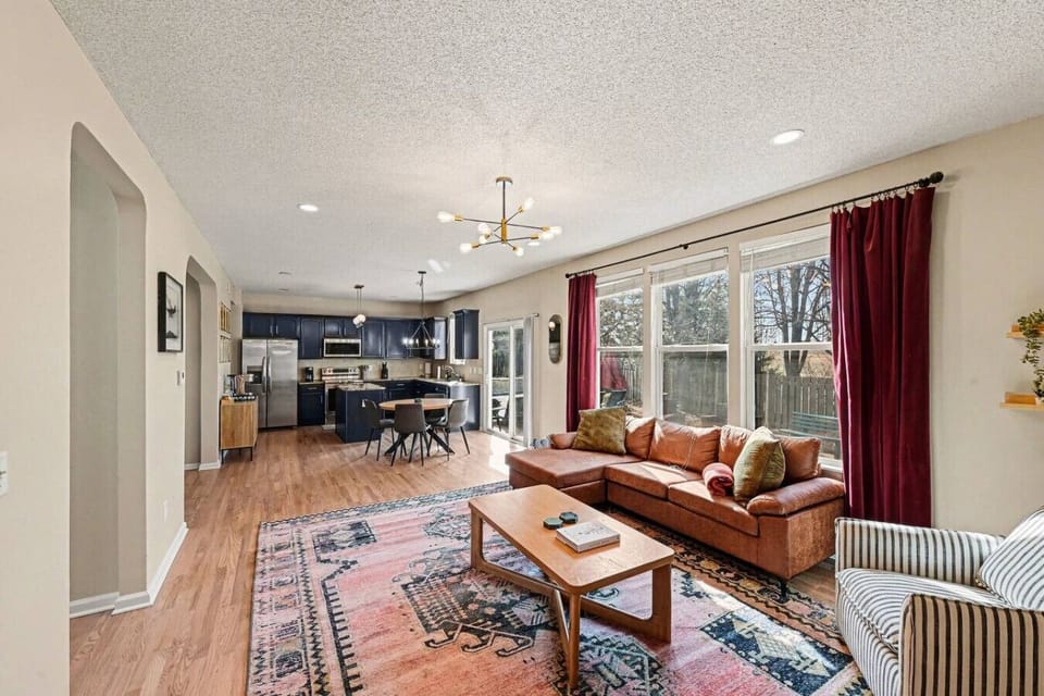 KC Oasis - Pool~Hot Tub~Sauna~Theatre & More! House in Olathe