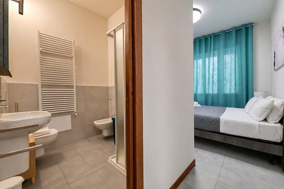 En suite bathroom of the second double bedroom 

Bagno en suite della camera matrimoniale 2 