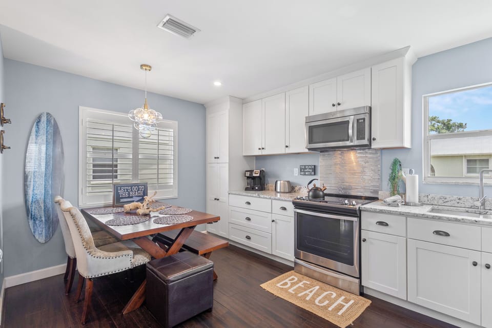 Full kitchen 