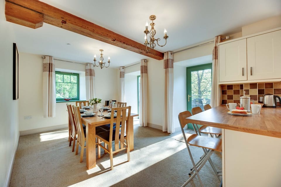 Dining Area and Breakfast Bar