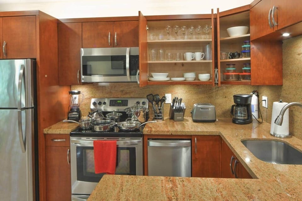 Fully Stocked Kitchen, Dishes, Glasses, Coffee Mugs, Pots, Pans, Pyrex storage, Silverware