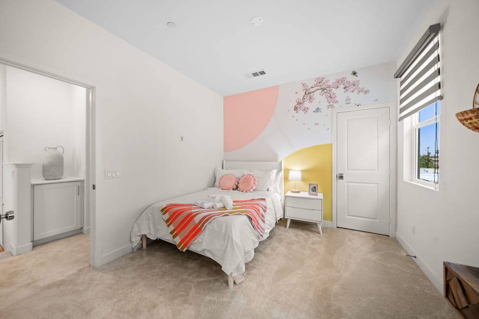 3-bedroom townhome in peaceful Anaheim with AC and fitness room House in Anaheim