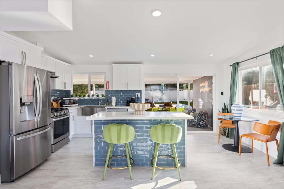Where your inner chef meets vacation mode. Cook, chat, snack, repeat—this kitchen makes every meal a mini celebration.
