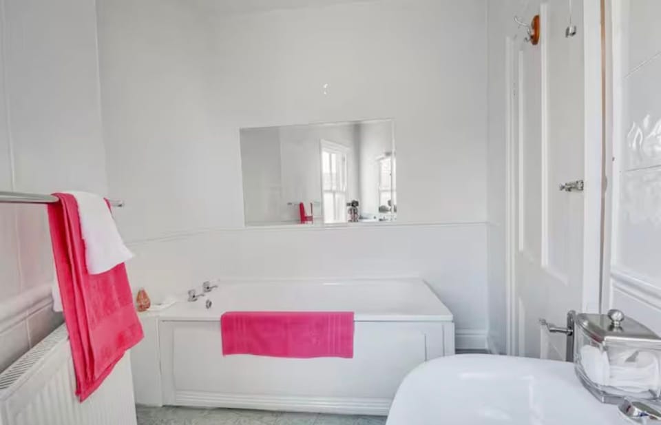 Grand 6BR Victorian Home in Southport — Perfect for Groups & Golf Trips House in Southport