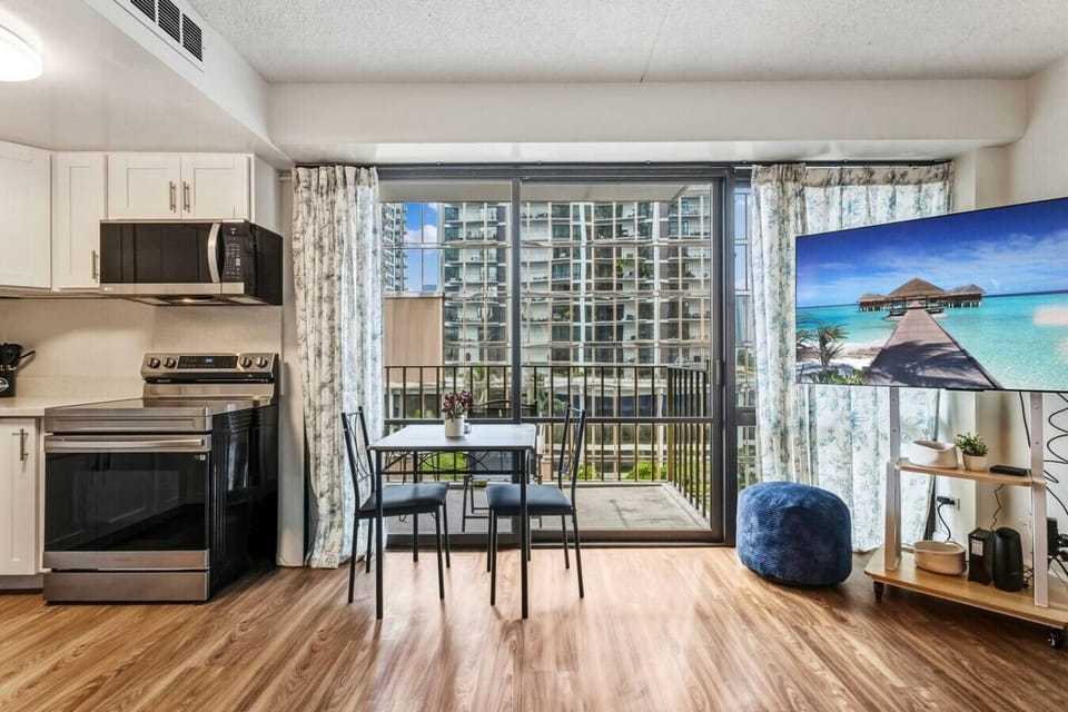 Start your day with coffee and sunshine in this cheerful studio. Everything’s within reach from the stovetop to the skyline view.