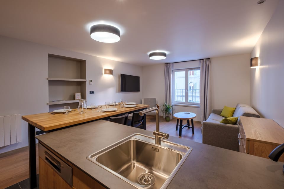 The open-plan kitchen is fully equipped and blends seamlessly with the living space, making mealtimes easy and enjoyable.