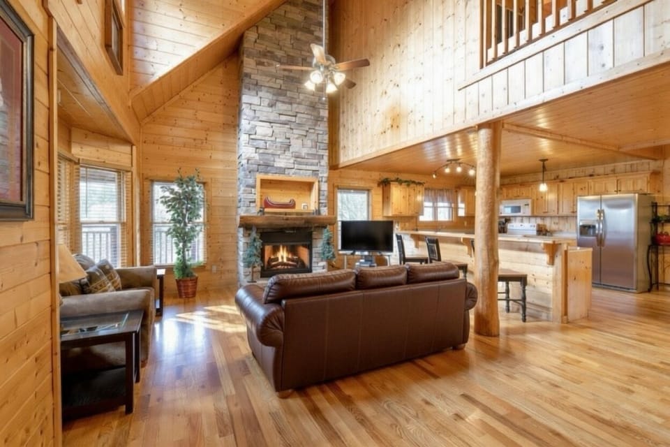 Spacious living room with plenty of seating for the whole group.