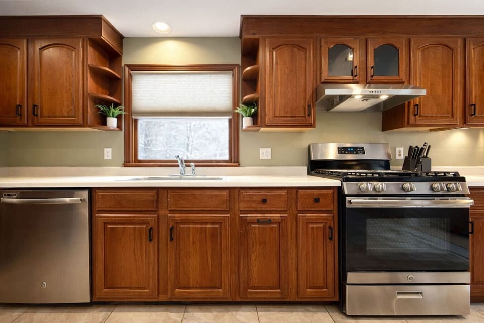 Fully stocked and designed for large groups, making meal prep a social part of the vacation.