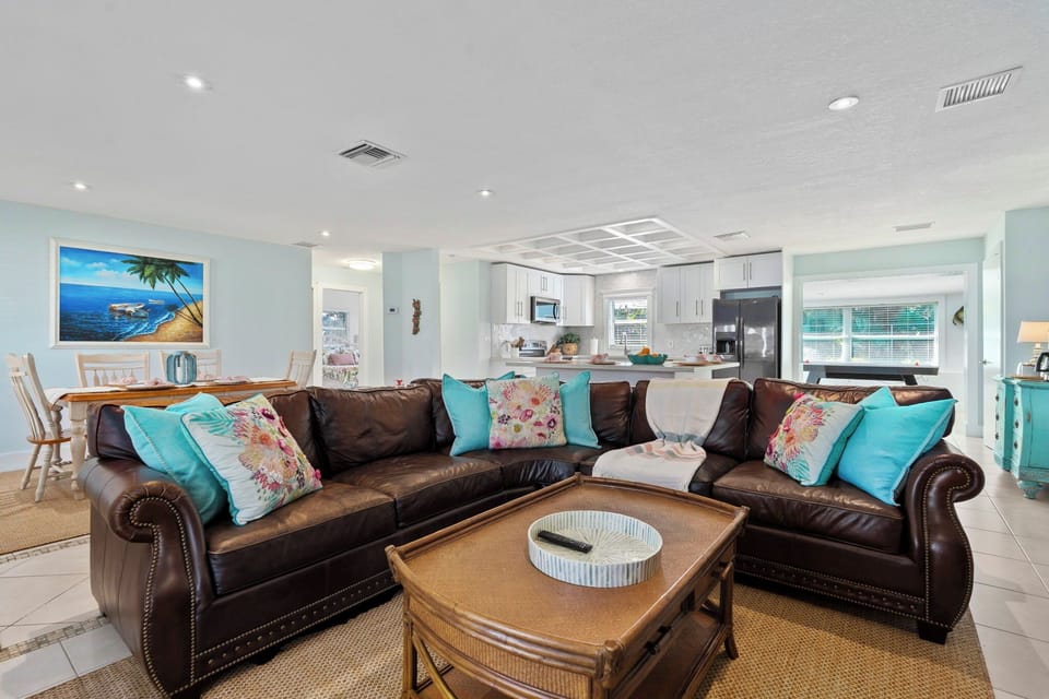 Barefoot Bungalow next to Downtown and Beaches House in Jensen Beach
