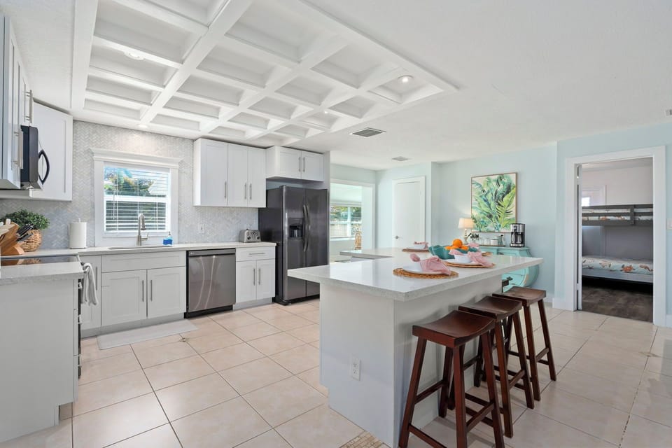 Barefoot Bungalow next to Downtown and Beaches House in Jensen Beach
