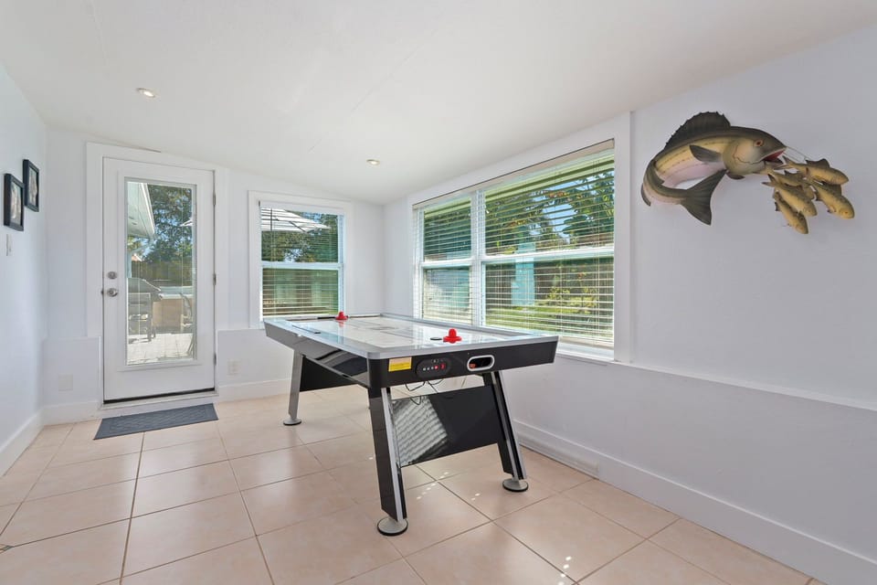 Barefoot Bungalow next to Downtown and Beaches House in Jensen Beach