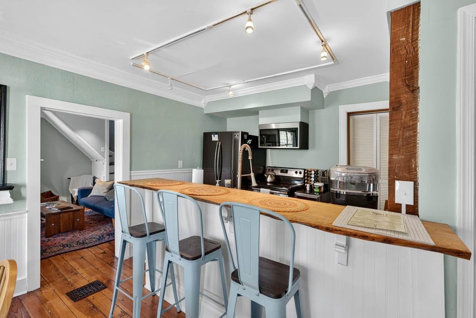 Kitchen countertop bar with bar stools