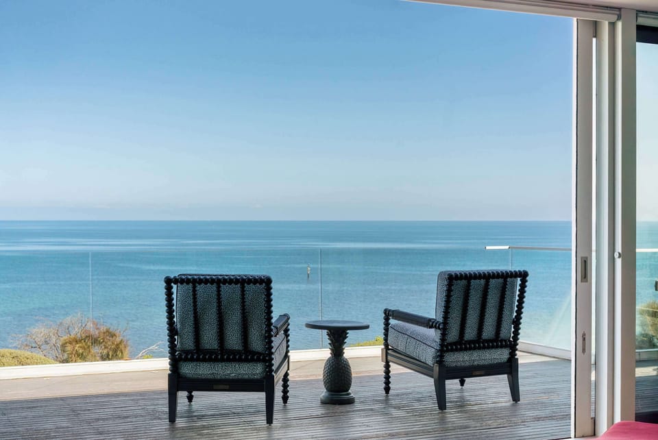A home built for solitude. With ocean-facing living, from sunrise to dusk