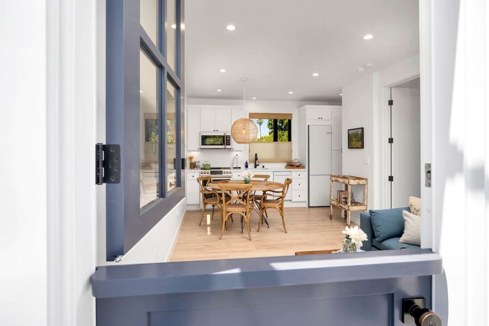 Fully equipped kitchen with a comfortable dining space, perfect for shared meals.