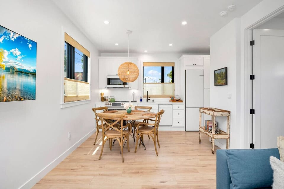 Comfortable dining space with open kitchen layout, perfect for shared meals and relaxed mornings.