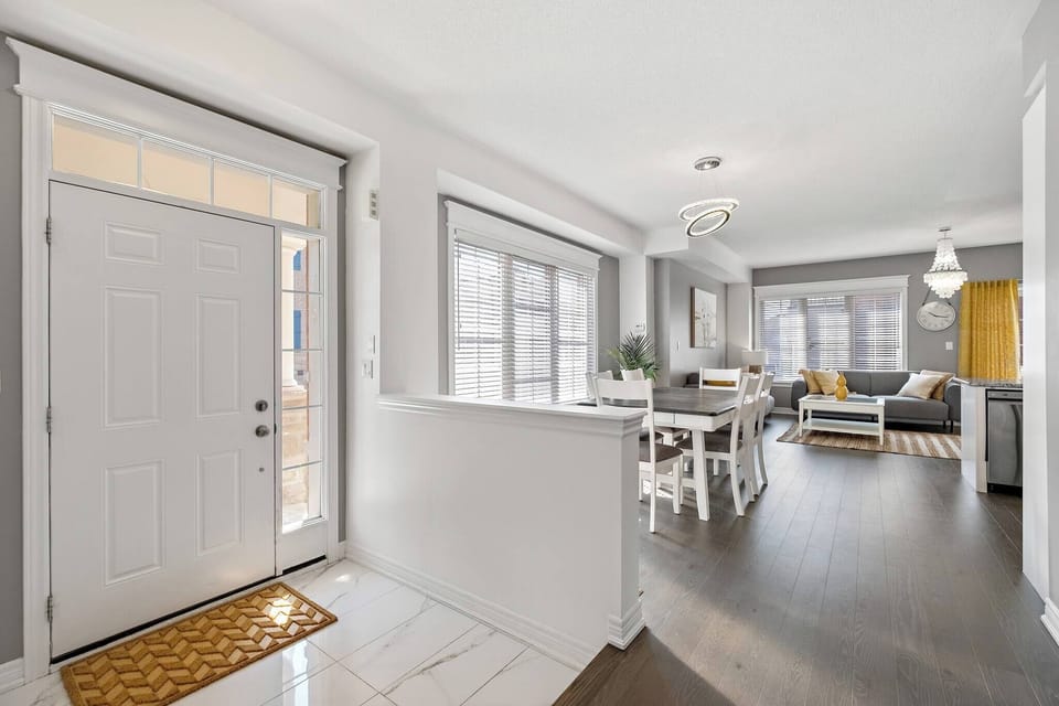 Modern house Steps from dining, shopping & Lakes House in Aurora