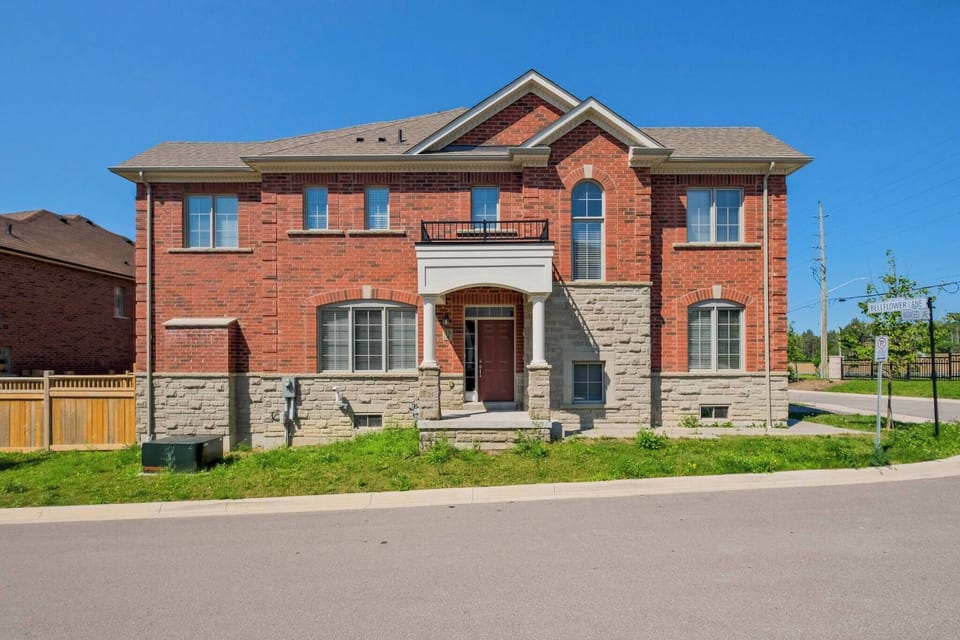 Modern house Steps from dining, shopping & Lakes House in Aurora