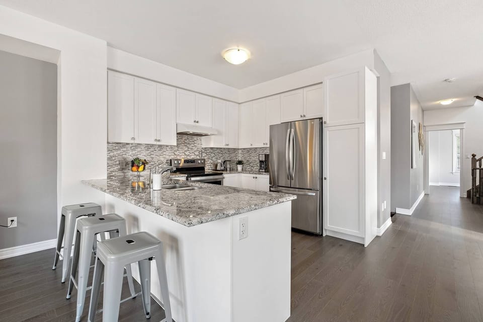 Modern house Steps from dining, shopping & Lakes House in Aurora