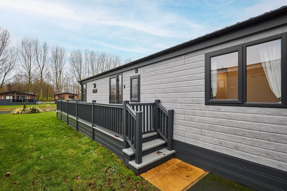 Black Moorhen Lodge, Allerthorpe Golf & Country Park, York - Host & Stay