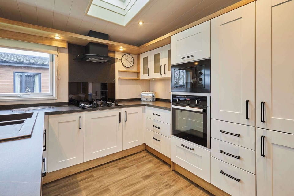 Four Seasons Lodge, Allerthorpe Golf & Country Park, York - Host & Stay