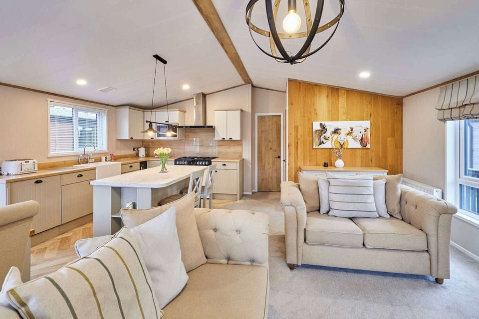 Huckleberry Lodge, Allerthorpe Golf & Country Park, York - Host & Stay