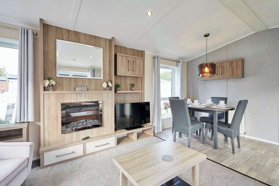 Lakeshore Lodge, Allerthorpe Golf & Country Park, York - Host & Stay