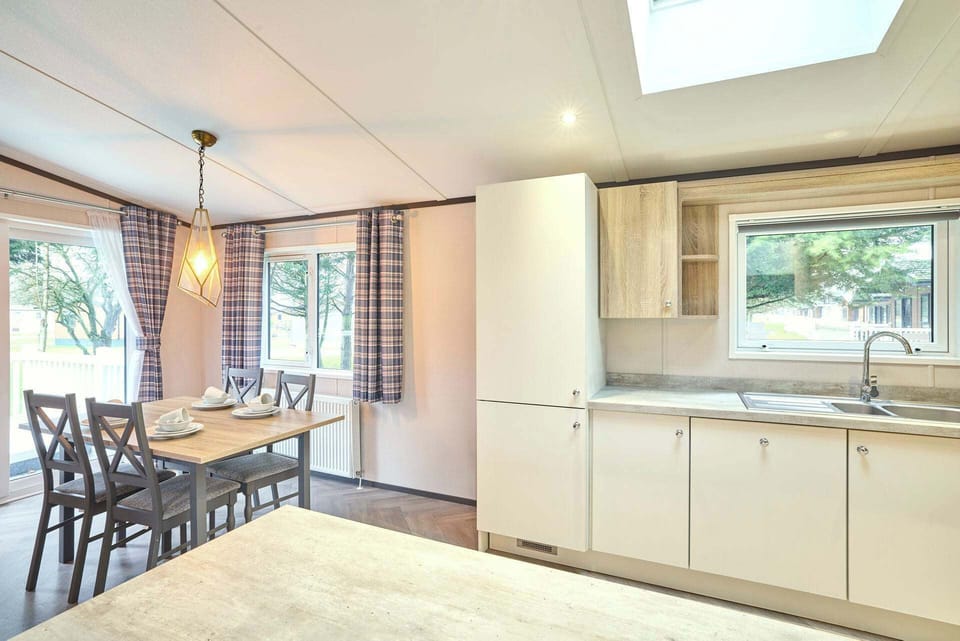 Lotus Lodge, Allerthorpe Golf & Country Park, York - Host & Stay