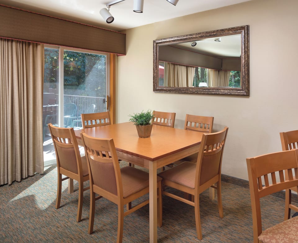Two-Bedroom-Dining-Room-Whispering-Woods-Resorts