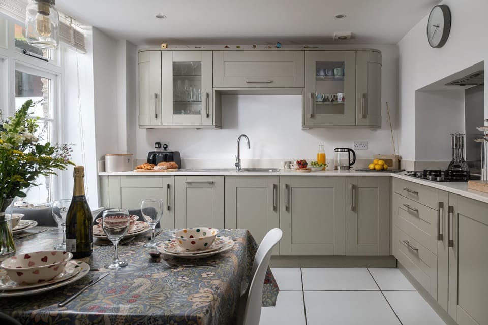 Number 17 Kitchen Alt View