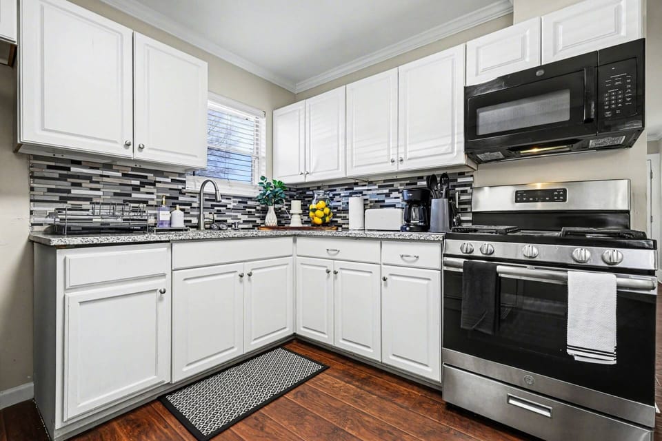 Kitchen is Fully Stocked With Everything!