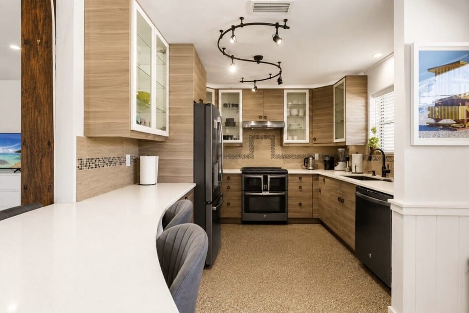 Full kitchen • Stove, oven, microwave, fridge • Cookware included