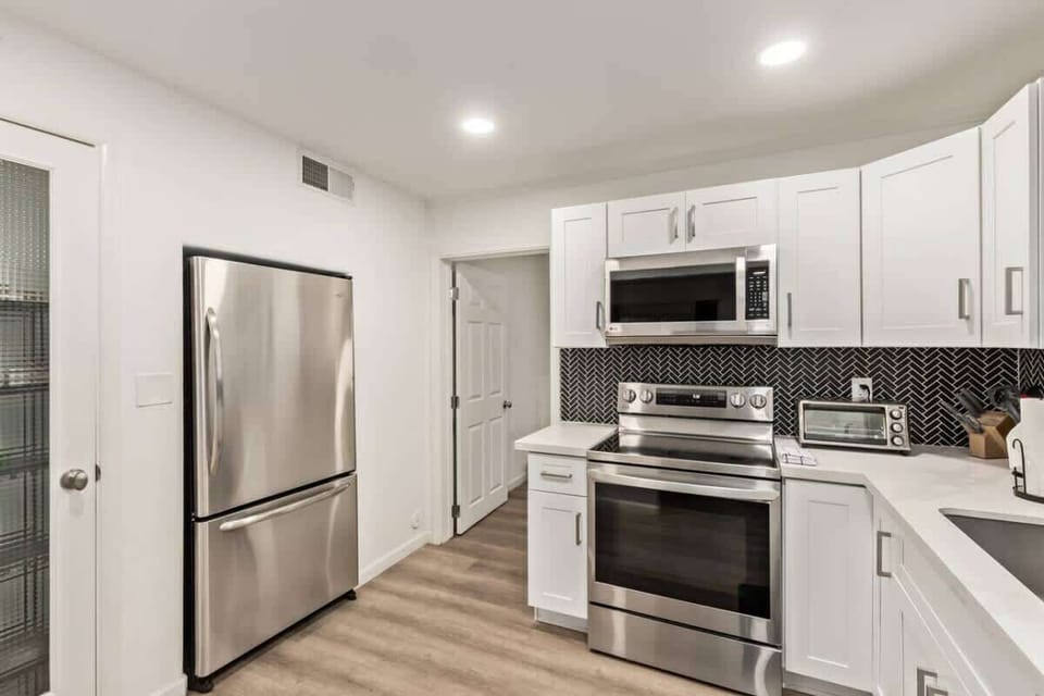 Bright, fully equipped kitchen with modern appliances and everything you need to cook or enjoy a morning coffee.