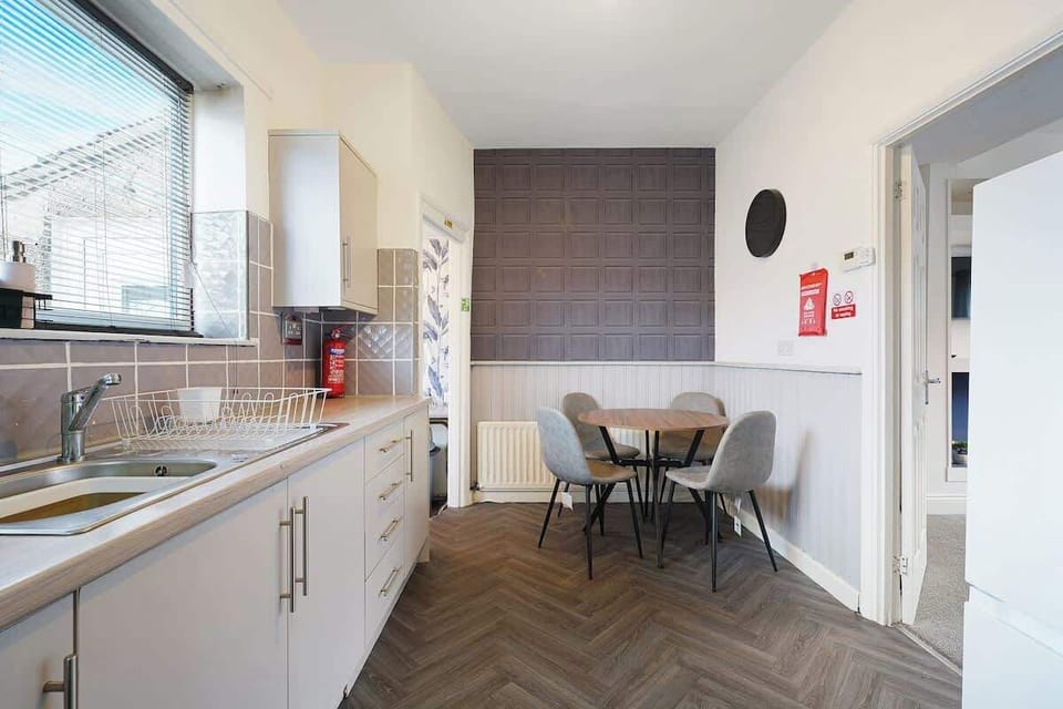 A functional and fully equipped kitchen perfect for home-style cooking. Comes with oven, hob, fridge/freezer, plus essential cookware, utensils, and crockery, suitable for all lengths of stay.
