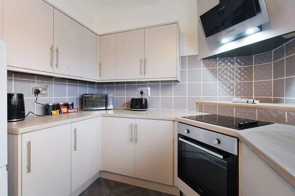 This modern kitchen provides everything needed to prepare meals with ease. Featuring an oven, hob, fridge/freezer, and a full set of cookware, utensils, and crockery, it’s perfect for short or extended stays.