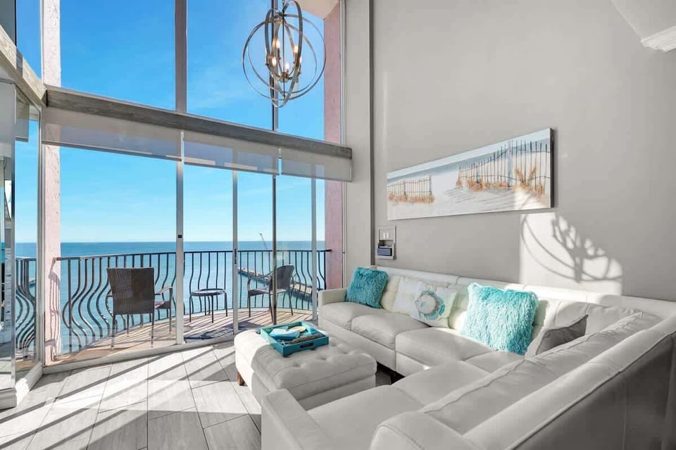 Amazing Living Room with Stunning Views☀️