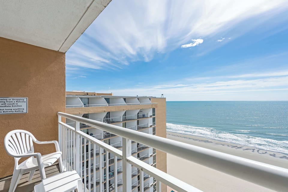 Breathtaking Views from Balcony!
