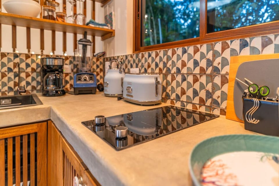Functional kitchen with high-end tools for a comfortable stay in Puerto Viejo.